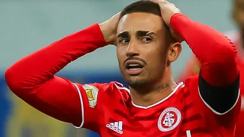 Thiago Galhardo com a camisa do Internacional (Foto: Pedro H. Tesch/AGIF)
