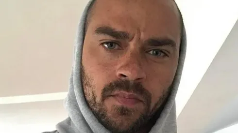 Jesse Williams leva web à loucura após fotos de sua apresentação na Broadway viralizarem. Foto: Reprodução/Instagram oficial do ator.
