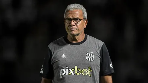 Foto: (Thiago Ribeiro/AGIF) – Hélio dos Anjos, técnico da Ponte, deu seu 'ok' para a saída do jogador
