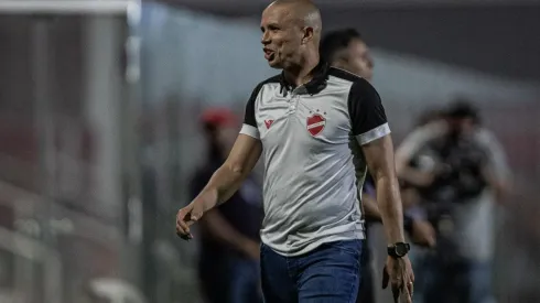 Foto: (Heber Gomes/AGIF) – Higo Magalhães quer que o Vila emplaque uma sequência de vitórias na Série B
