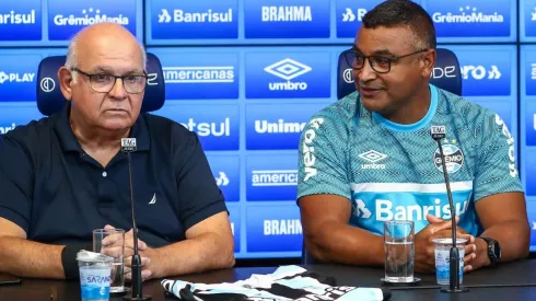 Foto: Lucas Uebel/Grêmio/Divulgação – Presidente Romildo Bolzan Jr. e técnico Roger Machado: Tricolor confirmou nova lesão de defensor
