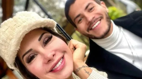 Reprodução/Instagram oficial de Arthur Aguiar – Arthur posa ao lado de sua esposa, Maíra Cardi.
