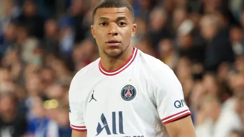 Possível saída de Mbappé abre brecha para torcedores torcerem por ex-atacante do Barcelona junto a Messi e Neymar no PSG
