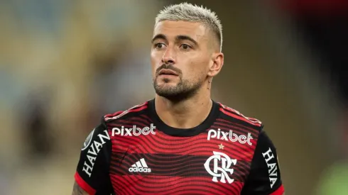 Foto: (Thiago Ribeiro/AGIF) – Arrascaeta vai desfalcar o Flamengo nas próximas quatro rodadas do Brasileirão devido os compromissos com a Seleção do Uruguai
