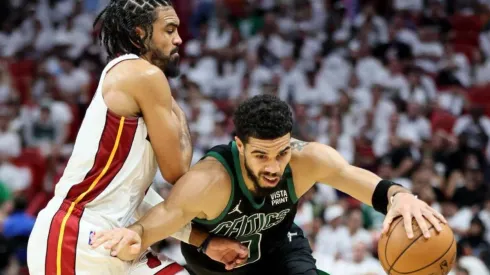 Andy Lyons/Getty Images/ Final de Conferência NBA | Em um jogo cheio de reviravoltas, os Celtics vencem o Miami Heat e viram a decisão.
