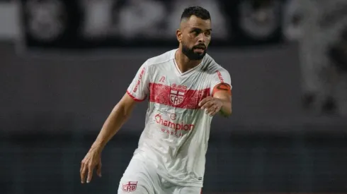 Foto: (Francisco Cedrim/AGIF) – Maicon não está completamente descartado pelo CRB para enfrentar o rival CSA
