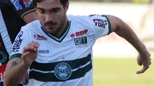 Cerutti com a camisa do Coritiba (Foto: Joao Vitor Rezende Borba/AGIF)