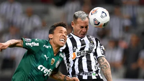 – Marcos Rocha e Vargas disputando a bola

