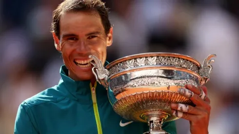 Clive Brunskill/Getty Images – Nadal com a taça de campeão de Roland Garros
