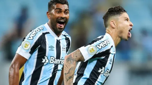 Foto: Pedro H. Tesch/AGIF – Thiago Santos e Diogo Barbosa são dois do grupo que levou "esporro" de Roger no Grêmio
