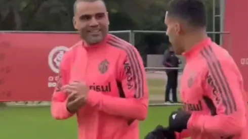 Foto: Reprodução/Rádio Inferno Twitter – Mercado e Gabriel brincam sobre lance do argentino com Gabigol no fim de semana