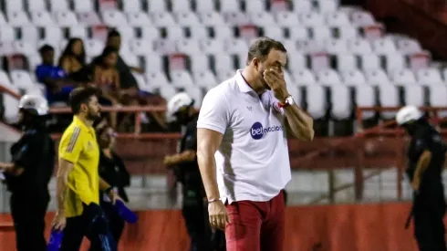 Foto: Rafael Vieira/AGIF | Roberto Fernandes vai precisar lidar com ausência de jogador mais vitorioso do elenco
