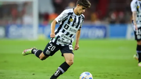 Gabriel Pirani com a camisa do Santos (Foto: Pedro H. Tesch/AGIF)
