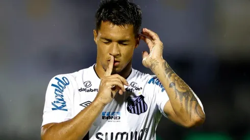 Foto: Thiago Calil/AGIF – Marcos Leonardo tem contrato no Santos até 2026 e Peixe detém 100% dos direitos do atacante
