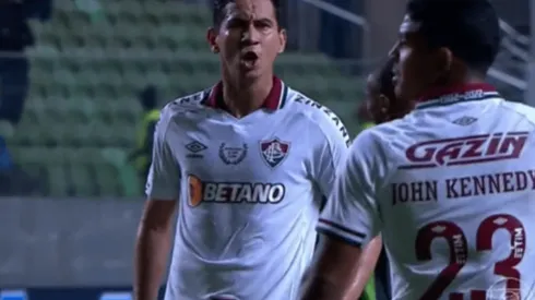 Foto: Reprodução/TV Globo – Ganso e John Kennedy: meia cobrou o jovem atacante do Fluminense após chance perdida
