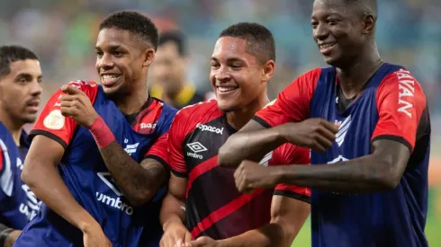 Foto: Gil Gomes/AGIF – Vitor Roque (ao meio) será titular junto de Rômulo e Pedrinho na frente diante do Bragantino
