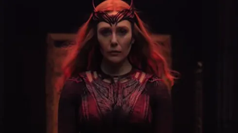 Elizabeth Olsen dá vida a Feiticeira Escarlate, nos filmes da Marvel
