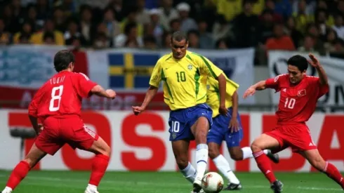 Reprodução/CBF – Rivaldo comemora conquista do penta com a Seleção
