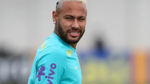 Foto: Alexandre Schneider/Getty Images | Neymar está com um pé fora do PSG
