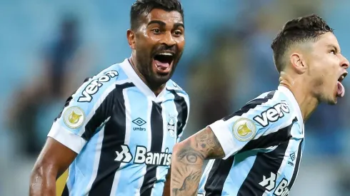 Foto: Pedro H. Tesch/AGIF – Thiago Santos e Diogo Barbosa são um dos que recebem mais hoje no Grêmio em meio à Série B
