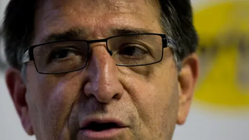 Foto: Rui Porto Filho/AGIF - Renê Simões é informado sobre possível saída de meia