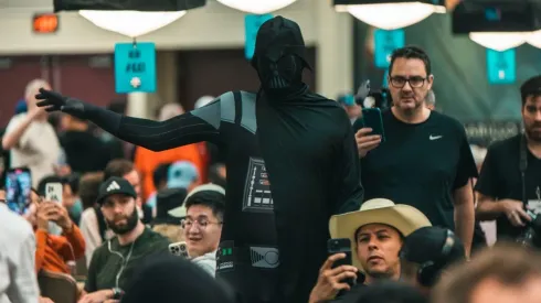 Phil Hellmuth se vestiu de Darth Vader na WSOP (Foto: Alec Rome/PokerNews)
