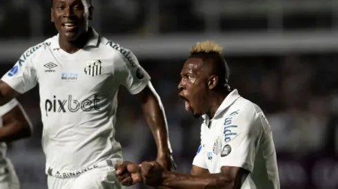 Foto: Ivan Storti/Santos FC – Julio e Angulo podem deixar o Santos e clube espera economia acima dos R$ 500 mil
