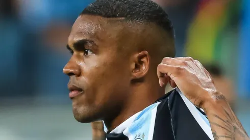 Douglas Costa esteve por detalhes de vestir camisa de algoz do Grêmio