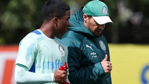 Foto: Cesar Greco – Endrick conversa com Abel em treino do Palmeiras e se prepara para constar entre os relacionados no Brasileiro
