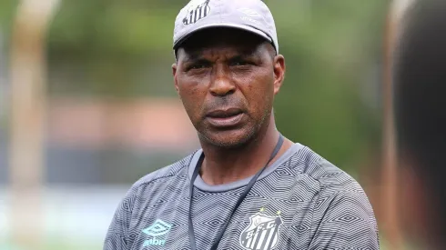 Foto: Pedro Ernesto Guerra Azevedo/Santos FC/Divulgação – Orlando Ribeiro: treinador interino optou por barrar defensor
