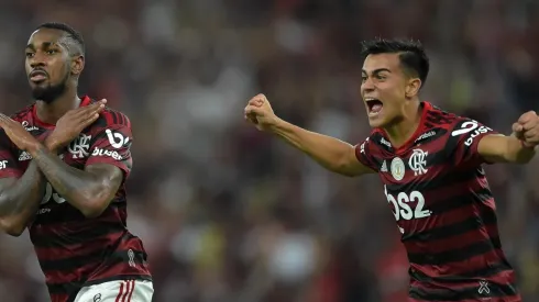 Foto: Thiago Ribeiro/AGIF – Gerson (à direita) no Palmeiras? Nicola conversou com representante do Verdão para esclarecer boato
