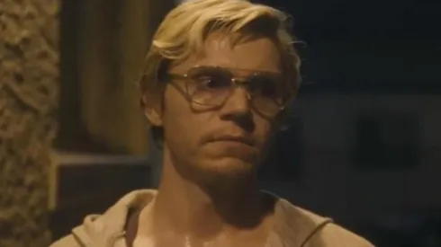 O ator Evan Peters interpreta Dahmer na série – Imagem: Reprodução/Netflix
