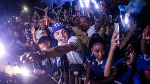 Foto: Staff Images/Cruzeiro – Torcida festejando na madrugada de sexta-feira (31) para sábado (1).
