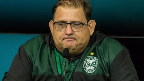 Foto: Robson Mafra/AGIF – Guto Ferreira: técnico terá que mexer no time titular do Coritiba
