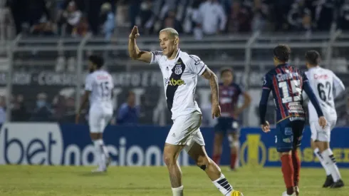 Wallisson com a camisa da Ponte Preta (Foto: Diogo Reis/AGIF)
