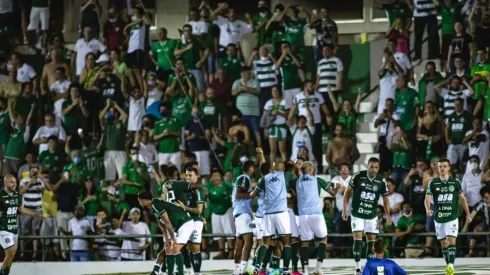 Diogo Reis/AGIF – Jogadores e Torcedores do Guarani celebrando gol
