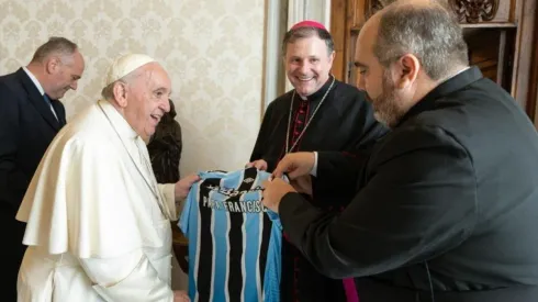 Servizio Fotografico – L'Osservatore Romano/Divulgação – Torcida do Inter alopra após Papa receber camisa rival
