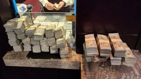 As pilhas de dinheiro que Eric Persson usou para pagar a sessão de "cash-game" (Foto: Reprodução Twitter oficial Eric Persson @IAmMaverick888)
