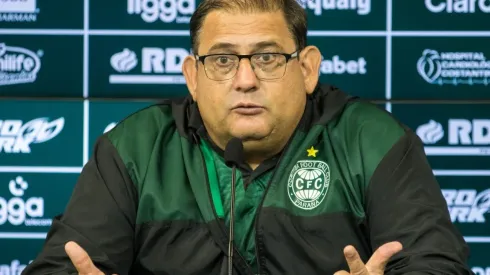 Foto: Robson Mafra/AGIF – Guto Ferreira: técnico "detonou" rendimento do Coritiba fora de casa
