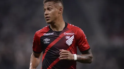 Foto: Alan Morici/AGIF – Vitinho: atacante virou titular do Athletico na reta final de 2022
