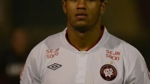 Léo vestiu a camisa do Athletico em duas oportunidades (Foto: Divulgação/Athletico)