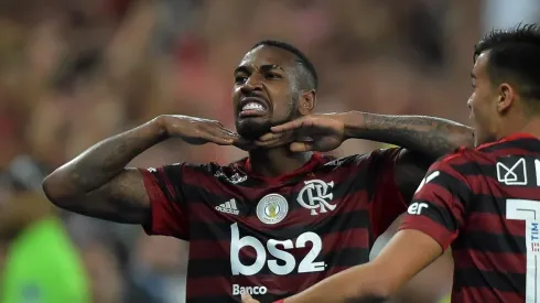 Agif/Thiago Ribeiro – Gerson chega com uma barca para o Flamengo
