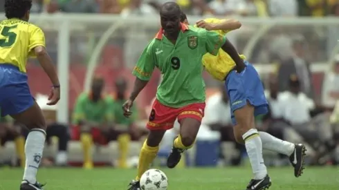 David Cannon/Allsport/ GettyImages – Roger Milla, atacante de Camarões, enfrentando o Brasil na copa de 1994
