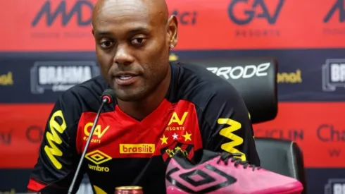 Foto: Rafael Bandeira/Sport - Love assinou pré-contrato com Sport e aguarda eleição