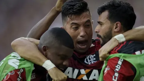 Foto: Getty Images – Dourado (à direita) defendeu o Flamengo anteriormente; hoje, Vasco tem interesse no centroavante
