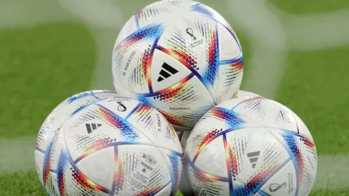 Bola da Copa do Mundo carregando na tomada no Catar 'quebra' Web