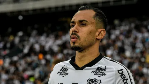 Foto: Thiago Ribeiro/AGIF – Lima é outro que deve sair em "barca" do Ceará para 2023
