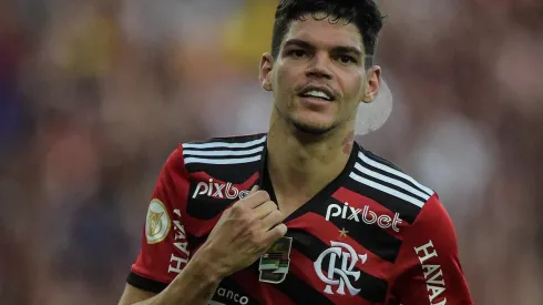 Foto: Thiago Ribeiro/AGIF – Ayrton Lucas: lateral foi comprado em definitivo pelo rival
