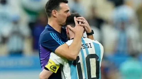 Jose Breton/Pics Action/NurPhoto via Getty Images – Lionel Scaloni abraçando Messi após título
