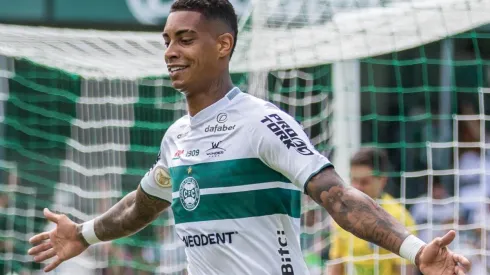 Foto: Robson Mafra/AGIF – Alef Manga foi o grande destaque do Coritiba em 2022
